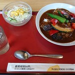 新潟米山食堂 - 夏野菜たっぷりカレー（野菜ミックスサラダ付）