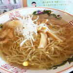 道の駅 - 20cmほどのどんぶりに透き通ったスープ。細ちぢれ麺に白エビの天ぷら、メンマ、白髪ネギのラインナップ。