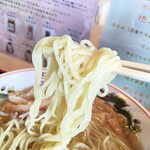 Michi No Eki - 麺は若干ちぢれている細ストレート麺といったところでしょうか。この塩スープに合っております。