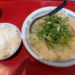 長浜ラーメン - ラーメン 700円 ライス(小)150円