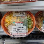 ファミリーマート - 料理写真:商品棚のラーメン
なんでこんなところに
レンジ調理のラーメンが置いてあるんだ？
お蔭で間違えちゃったぢゃぁね〜か！（笑）