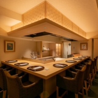 お一人様～最大9名様までご利用頂けます。檜のカウンター席で、どうぞお寛ぎ下さい。