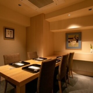 最大5名様でご利用頂ける個室をご用意。プライベート空間でお食事をお楽しみ下さい。