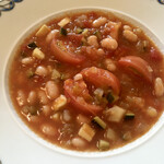 KINOKUNIYA - 白インゲン豆のスープに仕上げる。"本物" は、優しく身体に沁みわたる。トマトの酸味が利いている。(250円/人)