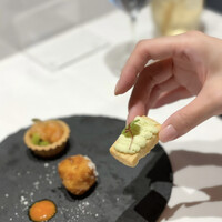 ニシデリア - 前菜２品目は
                    ・サーモンと野菜のタルト
                    ・グラナパダーノチーズサブレ枝豆のクリーム
                    ・桜エビのアランチーニフリット