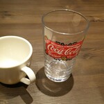 Gatten Shokudou Ooshimaya - ドリンクバーのグラスとカップ