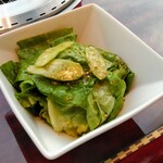 叙々苑 - 叙々苑サラダ　 750円　きゅうりは皮を剥いてあります