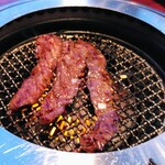 叙々苑 - 壺漬ハラミ焼いています