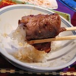 叙々苑 - 一番最後に　ご飯に巻いて　