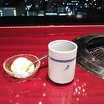 叙々苑 - 抹茶のアイスクリームとお茶です