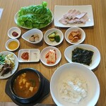 Umechan - 今週のお昼ランチ(蒸し豚+小皿料理3品+キムチ+サンチュ+ナムル+韓国海苔+本日のチゲ+ライス)