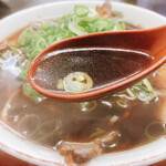 新福菜館 - チャーシューからの脂がスープに滲む