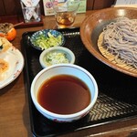 丸五そば屋山大前 - 写真だと蕎麦の皿の大きさわかりづらいですが、かなりデカイです。