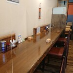 丸五そば屋山大前 - 入店直後のカウンター、すぐに満席に