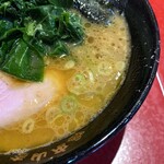 ラーメン 厚木家 - 豚骨と鶏、鶏油と醤油のバランスが秀逸なスープ。