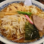 栄屋本店 - 具材は普通ですが、冷たいスープが独特。