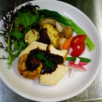 カフェ リトルハンズ - 「豆腐工房まめやさんの豆腐と厚揚げ、がんものステーキ・味噌と赤ワインのソース」