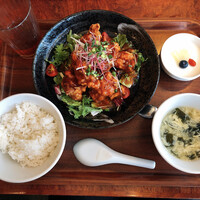 杏梨　チャイニーズキッチン 品川インターシティ店 - 鶏の唐揚げビリビリチリソースがけ ¥1100
                    杏仁豆腐 ¥100