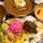 旅するクーネル - 白ご飯の上にはアサリの炊き込みターメリックライスが・・細かい！