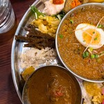 旅するクーネル - お皿の縁にそってぎっしり副菜が・・個人的には茶色の菜っ葉のような副菜がザクザク食感で特に美味しかったです