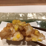 曙橋 かず - 店主おまかせコース７７００円。白えびとトウモロコシのかき揚げ。殻を剥いた白えびが沢山入った贅沢なかき揚げです（╹◡╹）（╹◡╹）