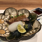 曙橋 かず - 店主おまかせコース７７００円。イサキ焼き霜、白いか。皮目を炙り、大根おろしと柚子ポン酢でいただくイサキの美味しいこと！ （╹◡╹）（╹◡╹）
      今すぐ食べたい。。。（笑）