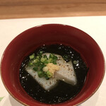 曙橋 かず - 店主おまかせコース７７００円。平貝と岩もずく。サッパリと口直しにもなる酢の物です（╹◡╹）