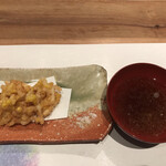 曙橋 かず - 店主おまかせコース７７００円。白えびとトウモロコシのかき揚げ。心惹かれる献立ではないのですが、一口で虜になりました（╹◡╹）（╹◡╹）。天つゆ派ですが、この甘さは塩との相性抜群です（╹◡╹）（╹◡╹）