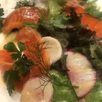 THE TAMUYA - 羅臼産サーモンマリネと有機野菜のサラダ