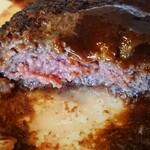 ダンデライオン - ハンバーグの断面。 
            しっかり焼きを希望の方は店員さんにお伝えください。