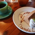 ダンデライオン - 紅茶のシフォンケーキ(￥440)と食後のコーヒー。
            お皿に描かれたアートに注目。