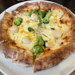 リボリータ エ サルメリア - ホタテとブロッコリーとカラスミのビアンカ ピッツァ