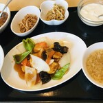 Kaname - 本日のおすすめランチ（本日のランチのメイン…酢鶏　小鉢…麻婆茄子、エリンギのピリ辛、蒸し鶏和え）　