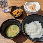 無敵ギョーザ - ごはんと味噌汁は食べ放題