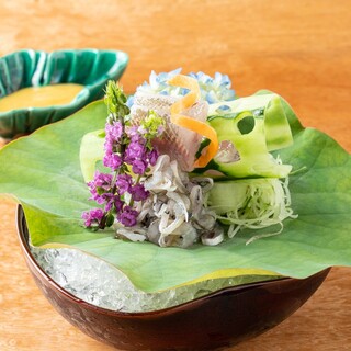 選び抜いた食材を用い、四季折々のお料理をお愉しみ下さい。