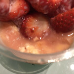 生鮮館 やまひこ - イチゴが酸っぱかったので、練乳をかけました。
      謎の水分(^^;;  正体は、ゼリーが溶けたもの