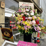拳ラーメン - 10周年記念のお花が飾られていました。