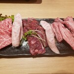焼肉 輝 北新地 - 左から(国産)上ロース、ハラミ、上バラ、ソーセージ。