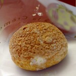 槌や - クッキーシュークリーム￥140(税別)
      小ぶりですが、サクサクのクッキー生地に
      たっぷり詰め込まれたクリームが絶妙に美味しい！！
      バニラ香るカスタードと生クリームのバランスがちょうどいい！！(≧▽≦)