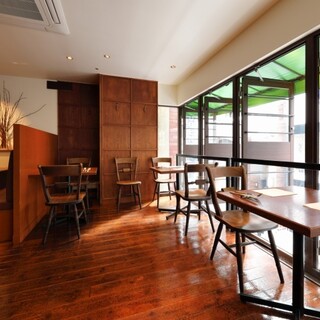 開放的なテラス風の窓側テーブル席