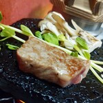 慶山 - 程よい脂と、お肉の旨味甘味がぎゅっと凝縮されて、
口の中でホロリと溶けるくらい柔らかくて美味しいステーキでした♪(о´∀`о)
岩塩&山葵もさることながら、手作りステーキソースが合う！！