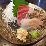 金町製麺 - 刺身盛（三重県産神経〆天然ブリ、真鯛の焼き霜、ウマヅラハギ）