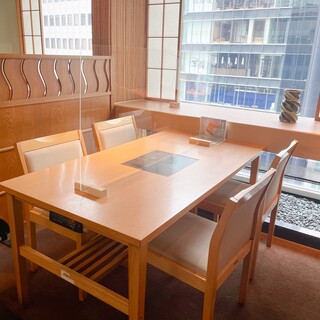 窓横の夜景席や大型個室まで完備