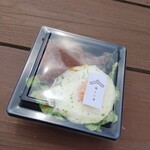 島メシ家 - ロコモコ お店のお庭で