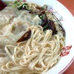 Hakuryuuken - アップ。麺は平打ち麺です。