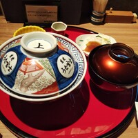 炭焼 うな富士 有楽町店 - 上鰻丼。てか 丼の蓋…………くっそダセぇぇぇ❗️
                    5000円オーバーの料理に こんなダサい器使うなよ。