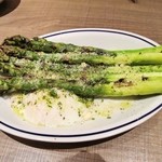 キッチンリブス - アスパラガスのグリル、温泉玉子と