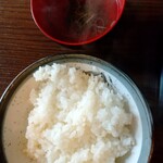 Taishuu Horumon Yakiniku Kemuri - ライスとスープ。並ライスですが大盛も無料。