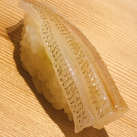 波濤 - 淡路さんの鱚。軽く昆布をあてています。昆布の旨味が鱚の地味を引き立てます。昆布はおそらく真昆布