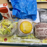 マクドナルド - 料理写真:ハッピーセットのハンバーガーとサラダと牛乳の組合せと、単品でチキンクリスプ(上の袋はオマケのオモチャ)